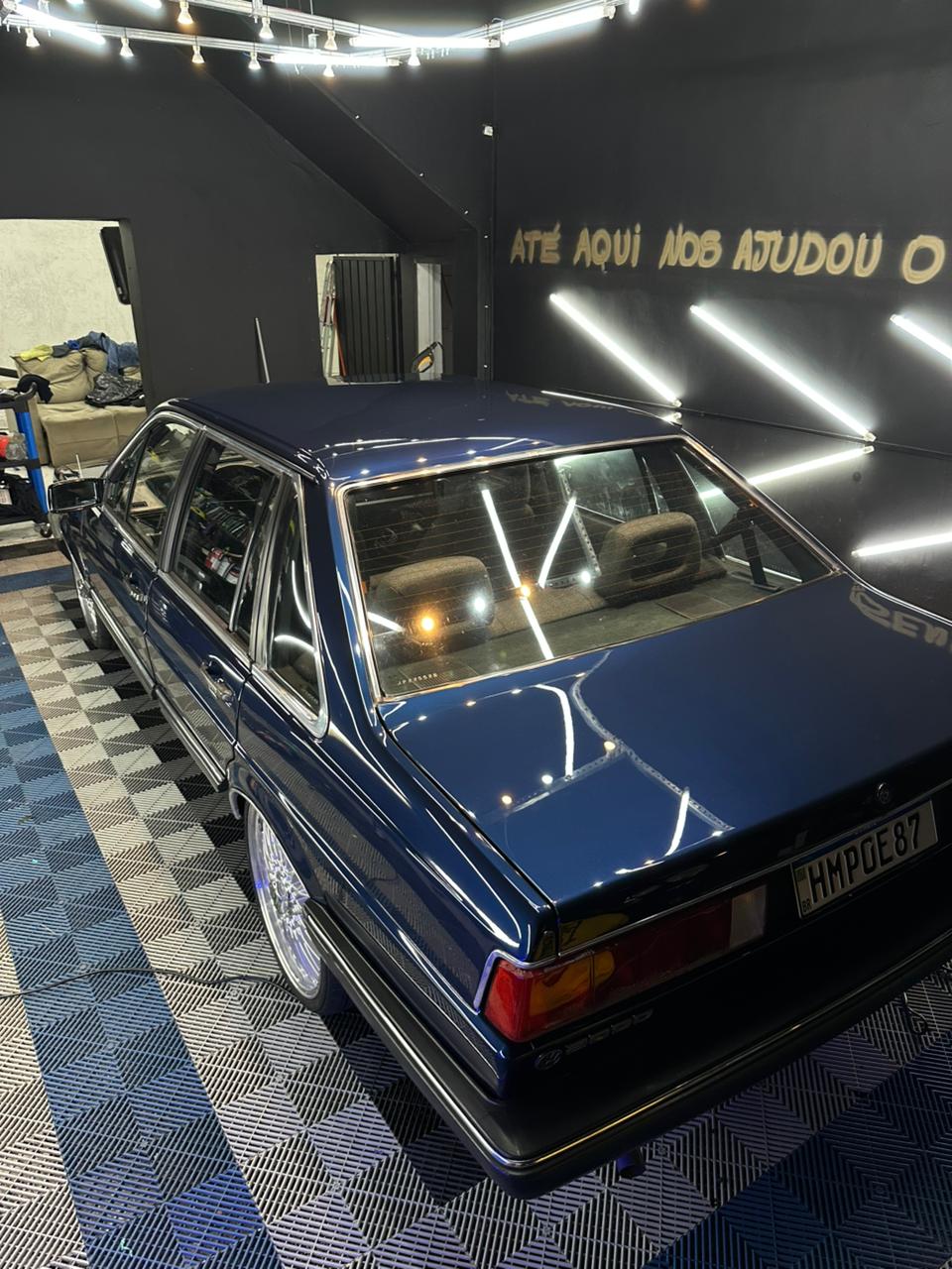 VW Santana azul navy com polimento técnico realizado na Trust Detail — reflexos perfeitos de iluminação