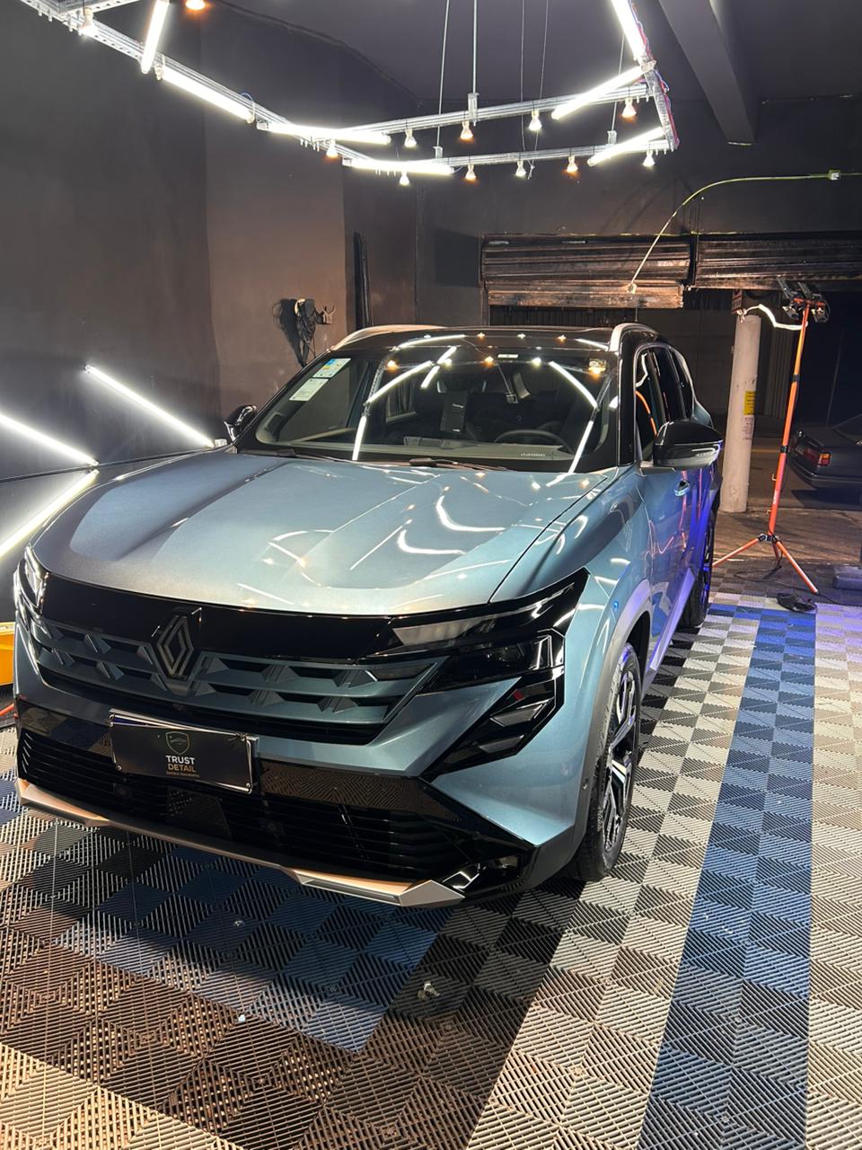 Renault Austral cinza vitrificado no estúdio da Trust Detail em São Paulo